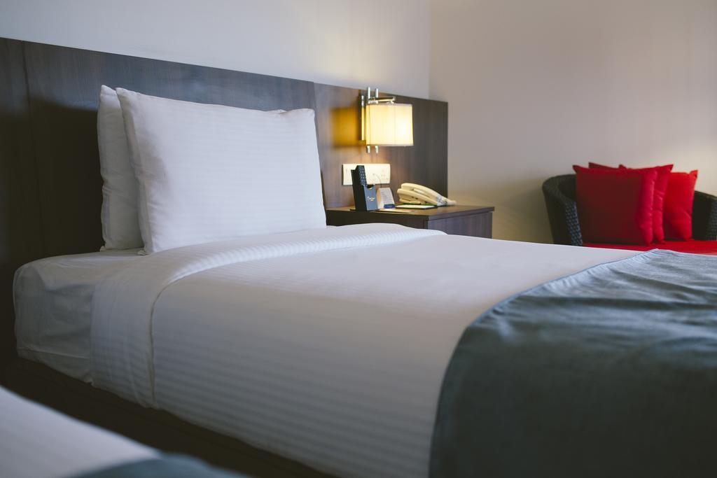Sand & Sandals Desaru Beach Resort & Spa מראה חיצוני תמונה A bed with a telephone