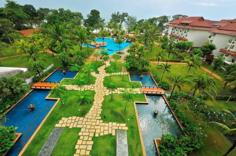 Sand & Sandals Desaru Beach Resort & Spa מראה חיצוני תמונה The hotel's grounds
