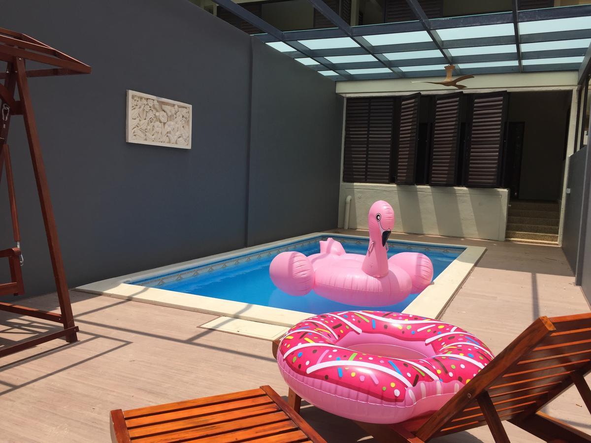 Sand & Sandals Desaru Beach Resort & Spa מראה חיצוני תמונה A pool float