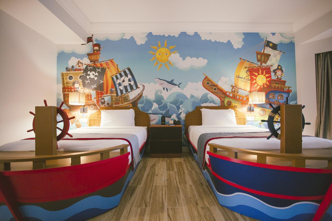 Sand & Sandals Desaru Beach Resort & Spa מראה חיצוני תמונה A room at the Great Wolf Lodge in Concord, North Carolina