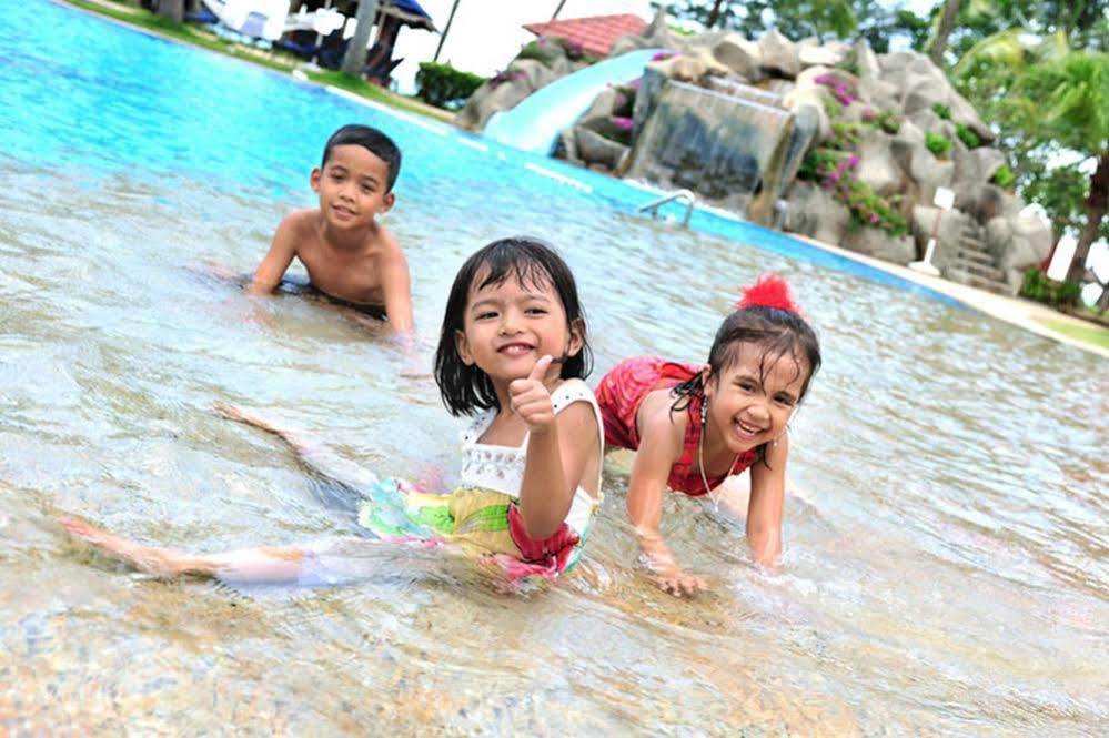 Sand & Sandals Desaru Beach Resort & Spa מראה חיצוני תמונה Children playing at a water park