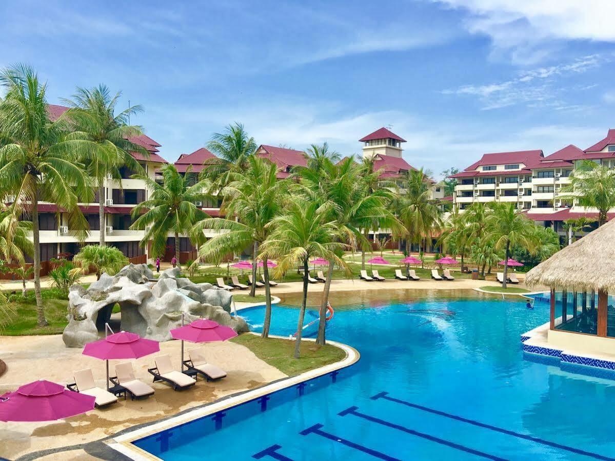 Sand & Sandals Desaru Beach Resort & Spa מראה חיצוני תמונה The swimming pool at the resort